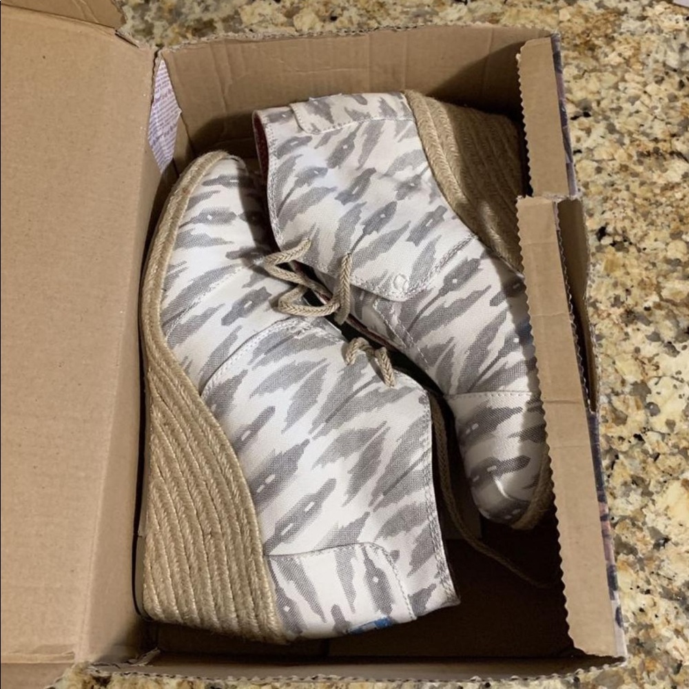 Toms desert wedge Ikat size 8.5